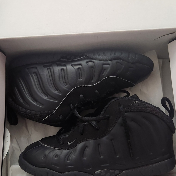 Nike Other - Nike Kids Black Foam Sneakers